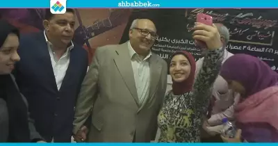 سيلفي رئيس جامعة عين شمس مع الطلاب بحفل الهندية «شيبانى كاشياب»