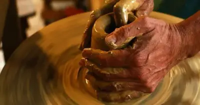 من خطوات التشكيل بطريقة دحرجة قطعة الصلصال الطيني إلى الأمام والخلف على سطح منحني صواب خطأ