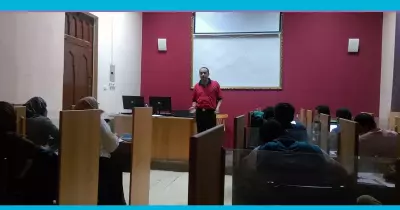 رئيس تحرير «صوت الأزهر» يُدرب الباحثين بالجامعة على الكتابة الصحفية
