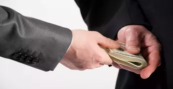 عاجل.. ضبط مستشار وزير المالية يتقاضى رشوة كبرى