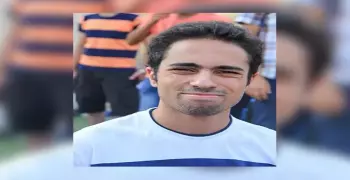صورة «قاسية» لشادي أبو زيد خلال جنازة والده