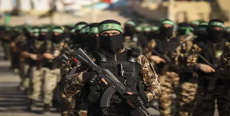  الرهائن يتحدثون مع ذويهم من هواتف عناصر القسام 