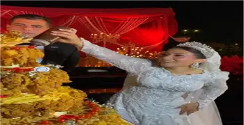 هبة قطب لمنتقدي زفاف ابنتها دينا هشام: اتفاجئت بتورتة الفراخ زي الناس