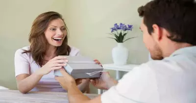 الاتيكيت بيقول كده..هذه طرق تقديم الهدايا