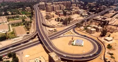 هبوط أرضي مفاجئ يتسبب في غلق طريق الأوتوستراد بالمعادي (صور)