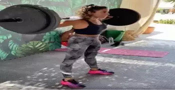 فيديو دينا الشربيني تنافس فيه عمرو دياب في رفع الأثقال