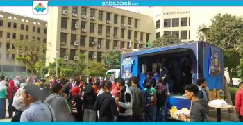 نسكافيه وكابتشينو ببلاش.. «Coffe Break» توزع منتجاتها بجامعة القاهرة (صور)