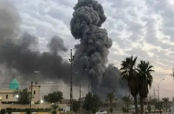 انفجارات عنيفة تهز مخازن النفط في بقيق بالسعودية (فيديو)