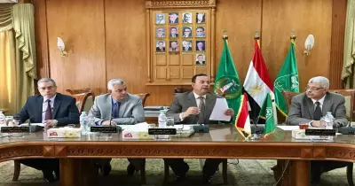 رئيس جامعة المنوفية يجتمع بلجنة المنشآت الجامعية