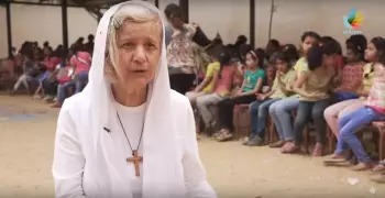 سيدة مصرية عمرها 100 عام ساعدت 30 ألف عائلة وأسست 92 مدرسة (فيديو)