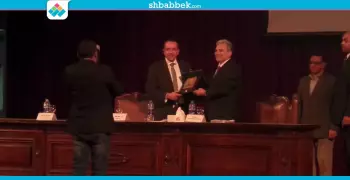 صور| «نصار» يهدي درع الجامعة لعضو الرقابة الإدارية