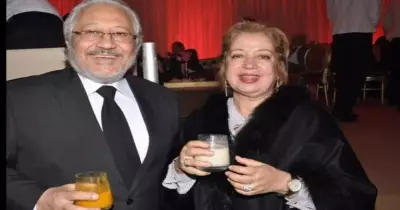 صور انهيار الفنان خالد زكي في جنازة زوجته