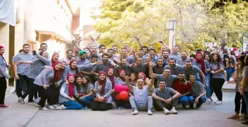 حفلة تخرج استثنائية في جامعة حلوان.. الطلاب يكافئون «عم ياسر» برحلة عمرة