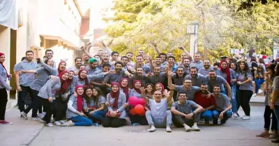 حفلة تخرج استثنائية في جامعة حلوان.. الطلاب يكافئون «عم ياسر» برحلة عمرة