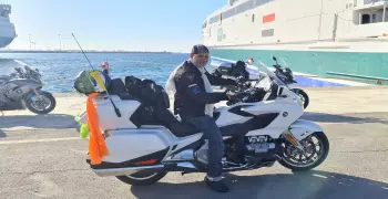 بالصور مسن مصري يؤدي العمرة على الموتوسيكل