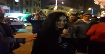 صورة| إطلاق سراح سناء سيف بعد انتهاء حبسها 6 أشهر بتهمة "إهانة القضاة"