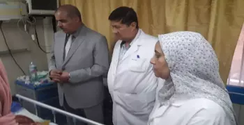رئيس جامعة الأزهر يزور مرضى مستشفى الحسين الجامعي