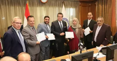 وزير التعليم العالي يكرم الباحثة جيهان قطب لحصولها على جائزة أفضل رسالة دكتوراه