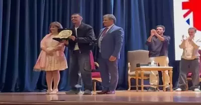 الجامعة البريطانية تلهث وراء الترند وتكرم مطرب مهرجانات.. هل التعليم سبوبة؟