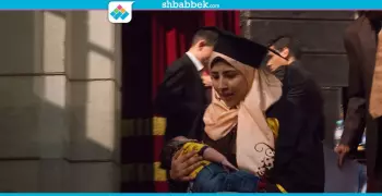 في جامعة القاهرة.. طالبة تحصل على شهادة التخرج وهي تحمل طفلها (صور)