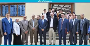 ضمن التعاون المشترك.. «القمري» يهدي درع جامعة كفر الشيخ لرئيس معهد ألماني