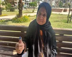 10 آلاف جنيه مكافأة أم حملت ابنها 45 عاما