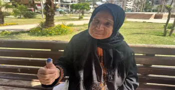 10 آلاف جنيه مكافأة أم حملت ابنها 45 عاما