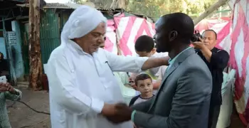 أستاذ أزهري يجمع دول العالم الإسلامي على مائدة رمضانية (صور)