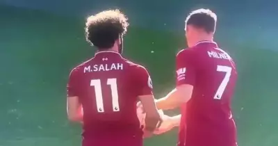 جيمس ميلنر وصلاح.. ما موقف جمهور ليفربول من واقعة «ركلة جزاء كارديف»؟