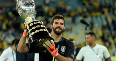 أليسون بيكر يحصد لقب أفضل حارس مرمى في العالم بحفل الكرة الذهبية 2019