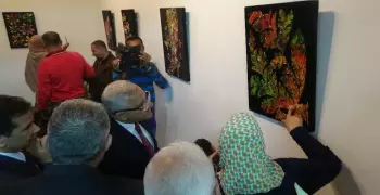 رئيس جامعة المنيا يفتتح معرض «نسمات» للدكتورة أميرة قايد