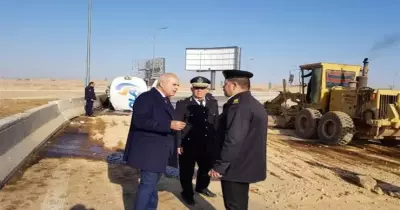 انقلاب سيارة محملة بالبترول على طريق السويس
