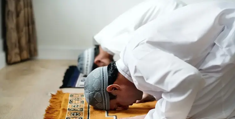  حكم الصلاة خلف إمام ألدغ.. الإفتاء ترد 