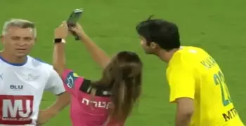 حكم سيدة توقف المباراة لالتقاط صورة سيلفي مع «كاكا»