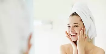 بشرتك دهنية؟.. دليلك للعناية بوجهك ونضارته هنا