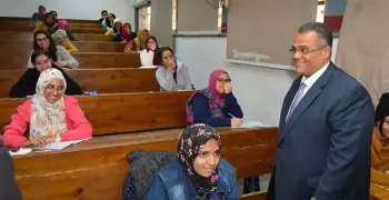 نائب رئيس جامعة عين شمس يتفقد امتحانات كلية البنات