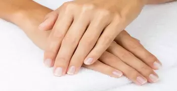 تغير شكل الأظافر من أعراض الإصابة بنقص الحديد (فيديو)