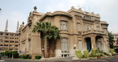 طالبة جامعة عين شمس تتعدى على فرد أمن بآلة حادة لمنعها من الدخول.. تفاصيل