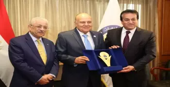 «الأعلى للجامعات» يكرم أمين اتحاد الجامعات العربية
