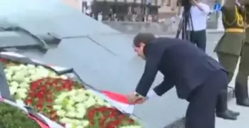 شاهد.. السيسي أمام «الشعلة الخالدة» يُعدل علم مصر