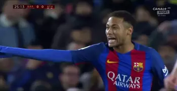 شاهد.. نيمار يمارس السحر داخل الملعب