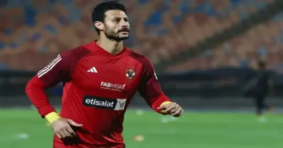 كم عمر محمد الشناوي؟.. رحلة حارس مرمي الشياطين الحمر في الملاعب