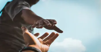 هل فيديو سحل فرد شرطة لمواطن تنفيذا لقرار غلق المحلات حقيقي؟