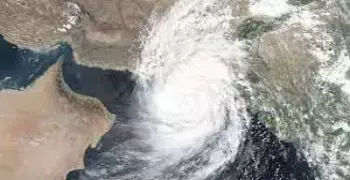 إعصار عمان الآن.. وفاة أول حالة وفقدان طفل