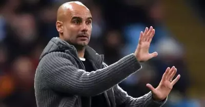 مانشستر سيتي يبيع «جاكيت» حظ جوارديولا في مزاد علني
