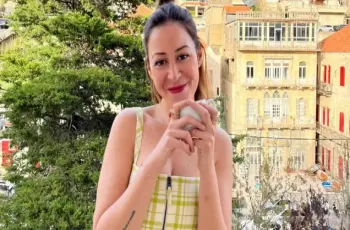 صورة نادرة تجمع أبو منة شلبي وأمها معها