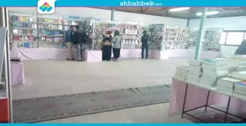 إقبال كبير على قسم الأدب والمرأة في معرض الكتبا بجامعة أسيوط