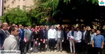قيادات جامعة بنها يحملون الأعلام ويرددون النشيد الوطني