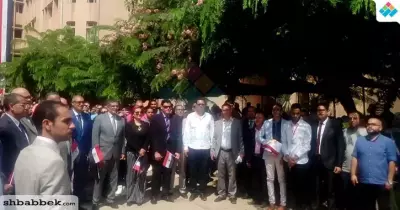 قيادات جامعة بنها يحملون الأعلام ويرددون النشيد الوطني