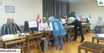 باستخدام الكمبيوتر.. صيدلة عين شمس تسجل أسماء مرشحي اتحاد الطلاب (صور)